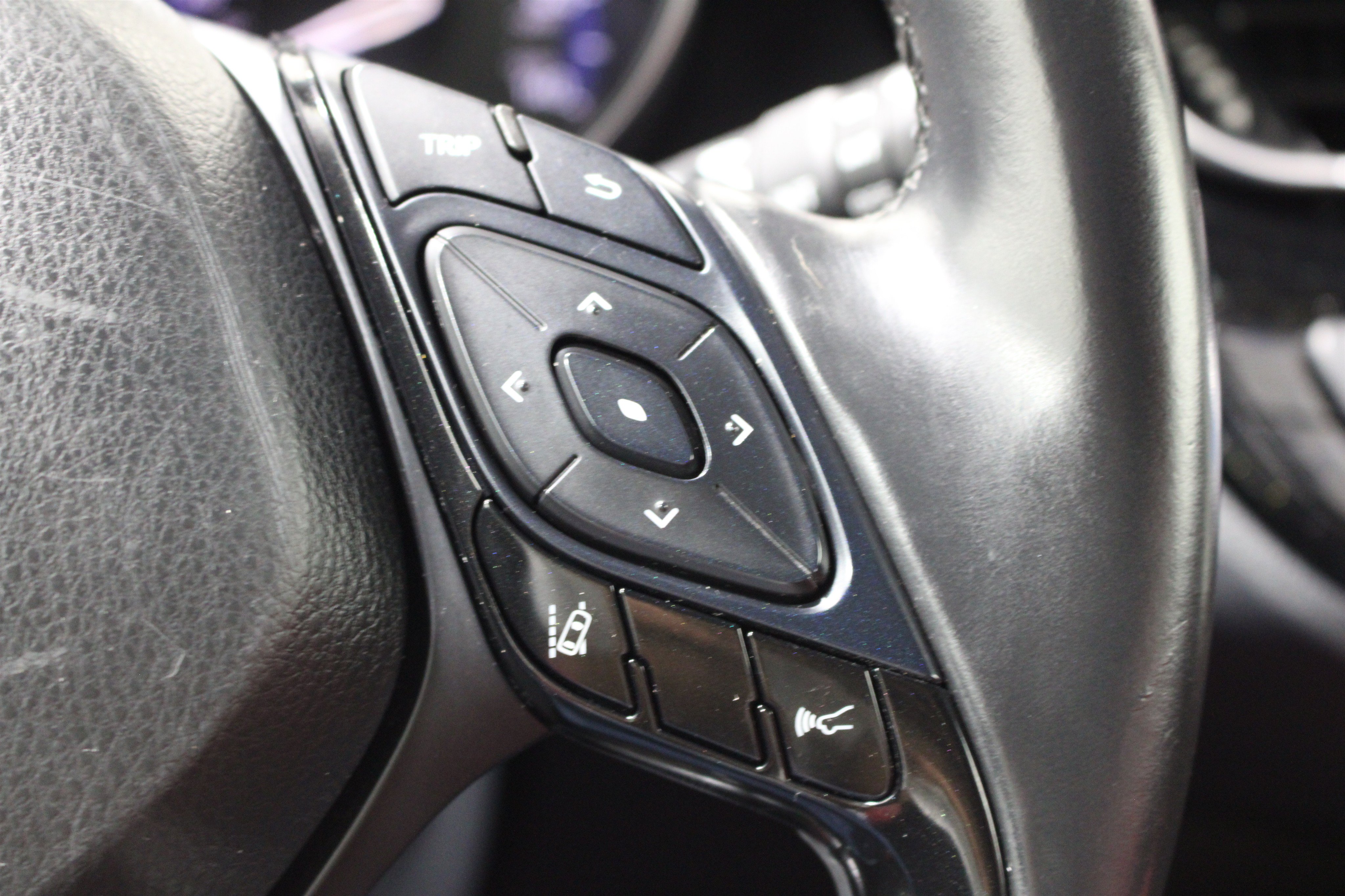 Used 2019 Toyota C-HR XLE FWD image 12