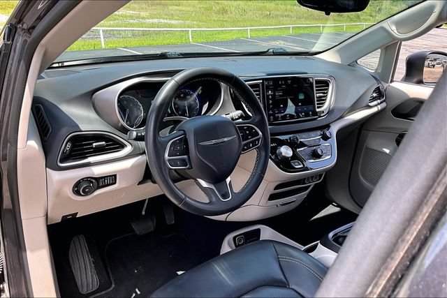 Used 2023 Chrysler Pacifica Touring-L FWD image 17