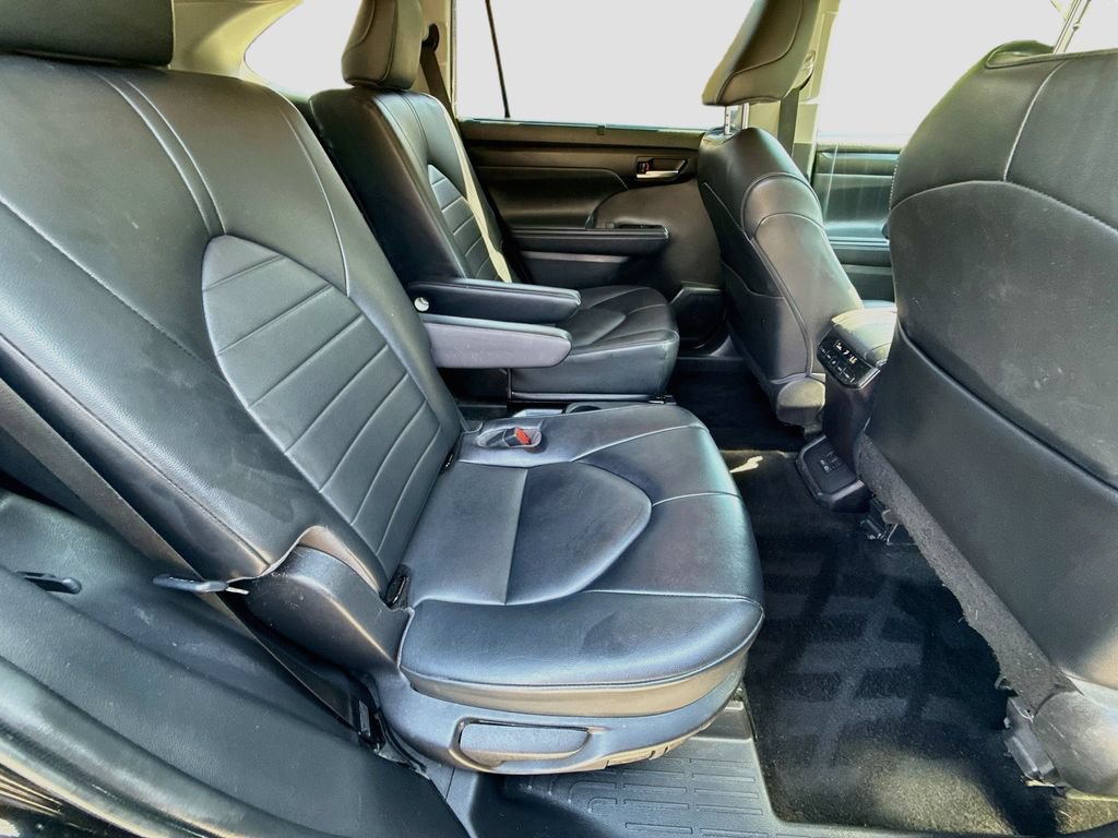 Used 2022 Toyota Highlander XLE AWD/4WD image 31