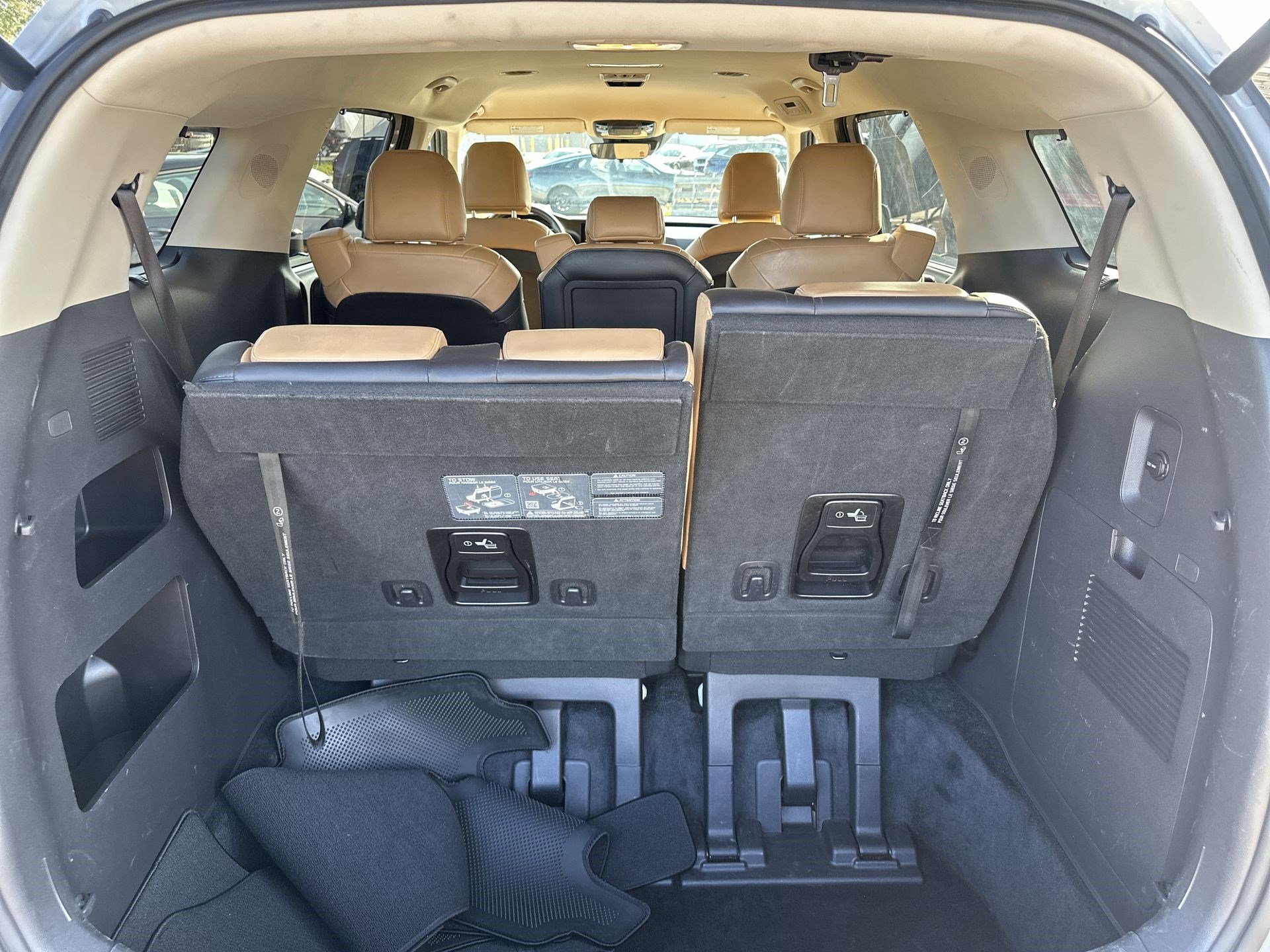 Used 2024 Kia Carnival EX FWD image 19