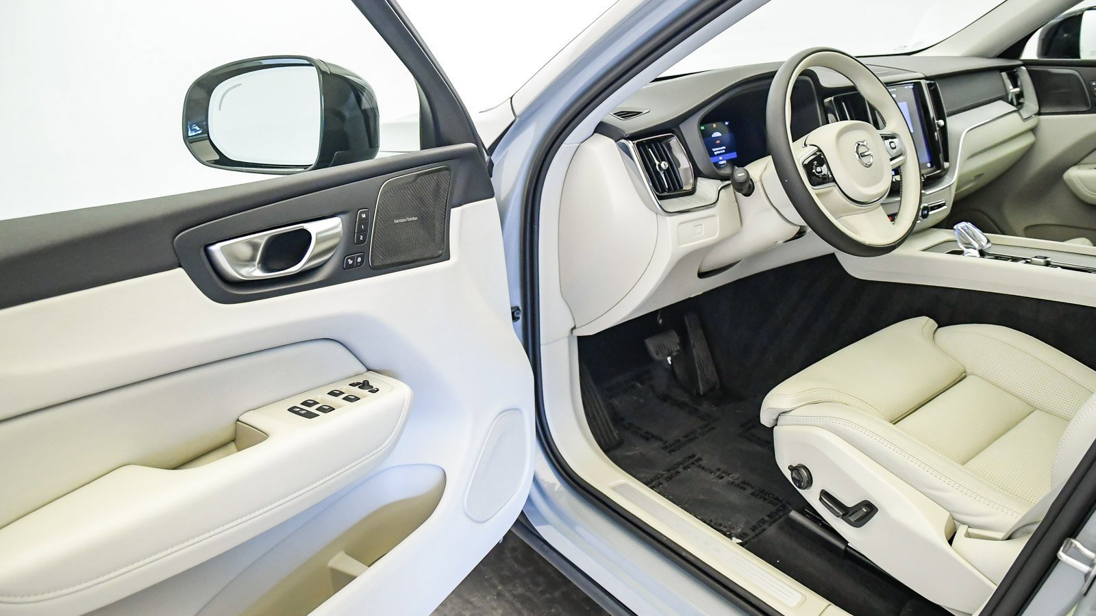 Certified 2025 Volvo XC60 B5 Ultra w/ Protection Package Premier image 23