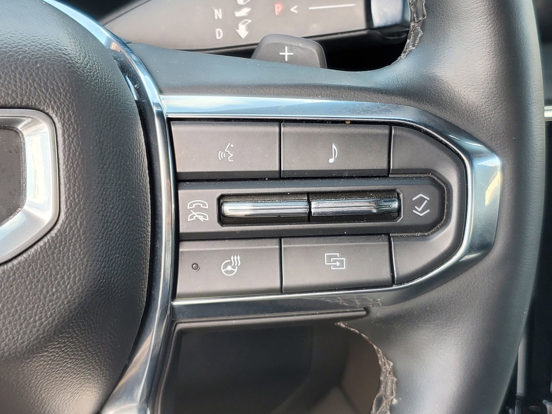 Used 2025 GMC Yukon Denali RWD image 28