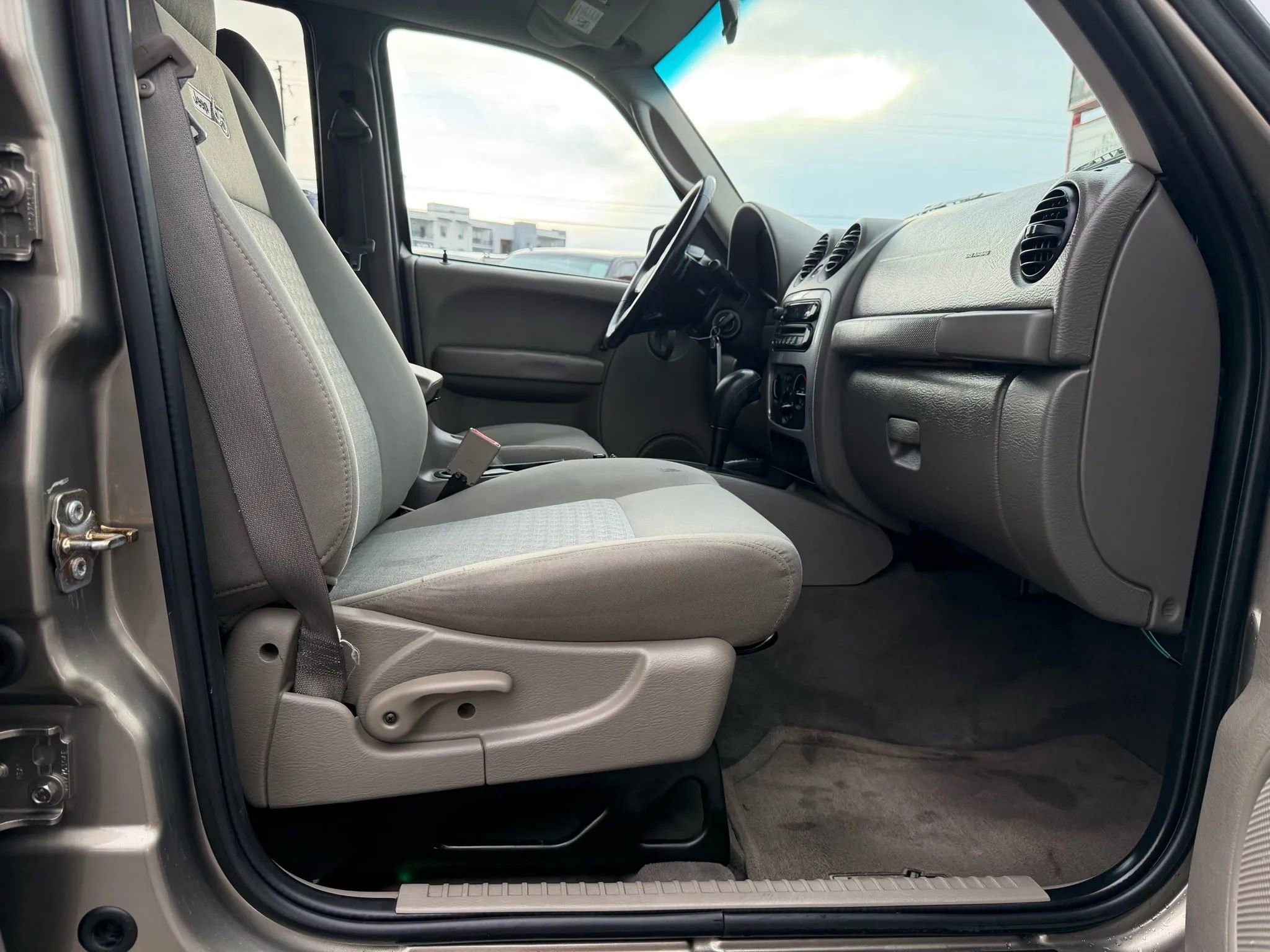 Used 2006 Jeep Liberty Sport AWD/4WD image 17