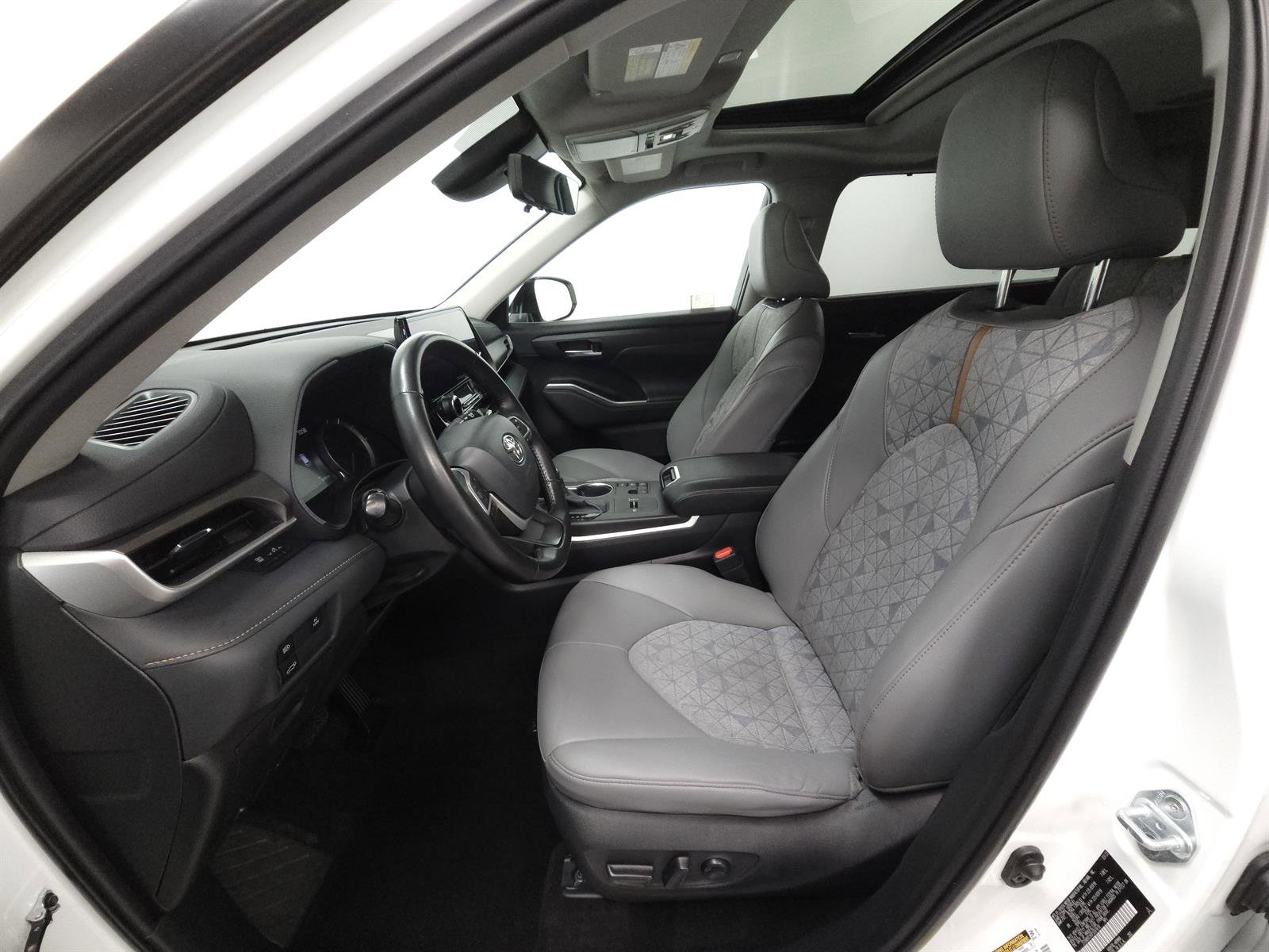 Used 2023 Toyota Highlander Bronze Edition AWD/4WD image 4