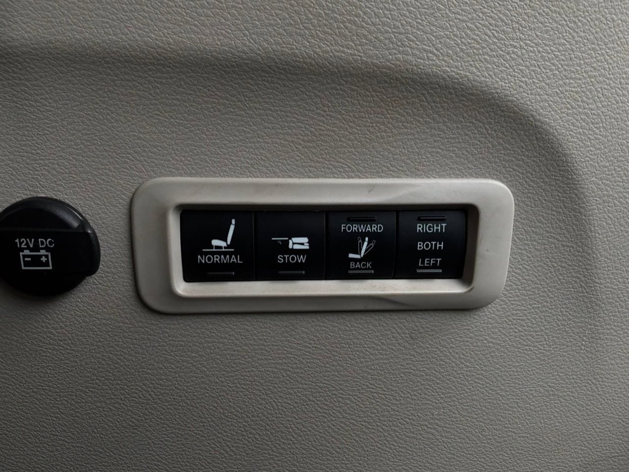 Used 2022 Chrysler Pacifica Limited FWD image 14