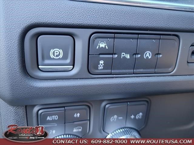 Used 2024 GMC Yukon SLT AWD/4WD image 30