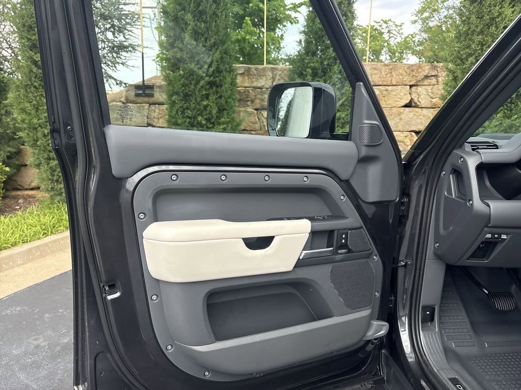 Certified 2024 Land Rover Defender 110 X-Dynamic SE AWD/4WD image 17