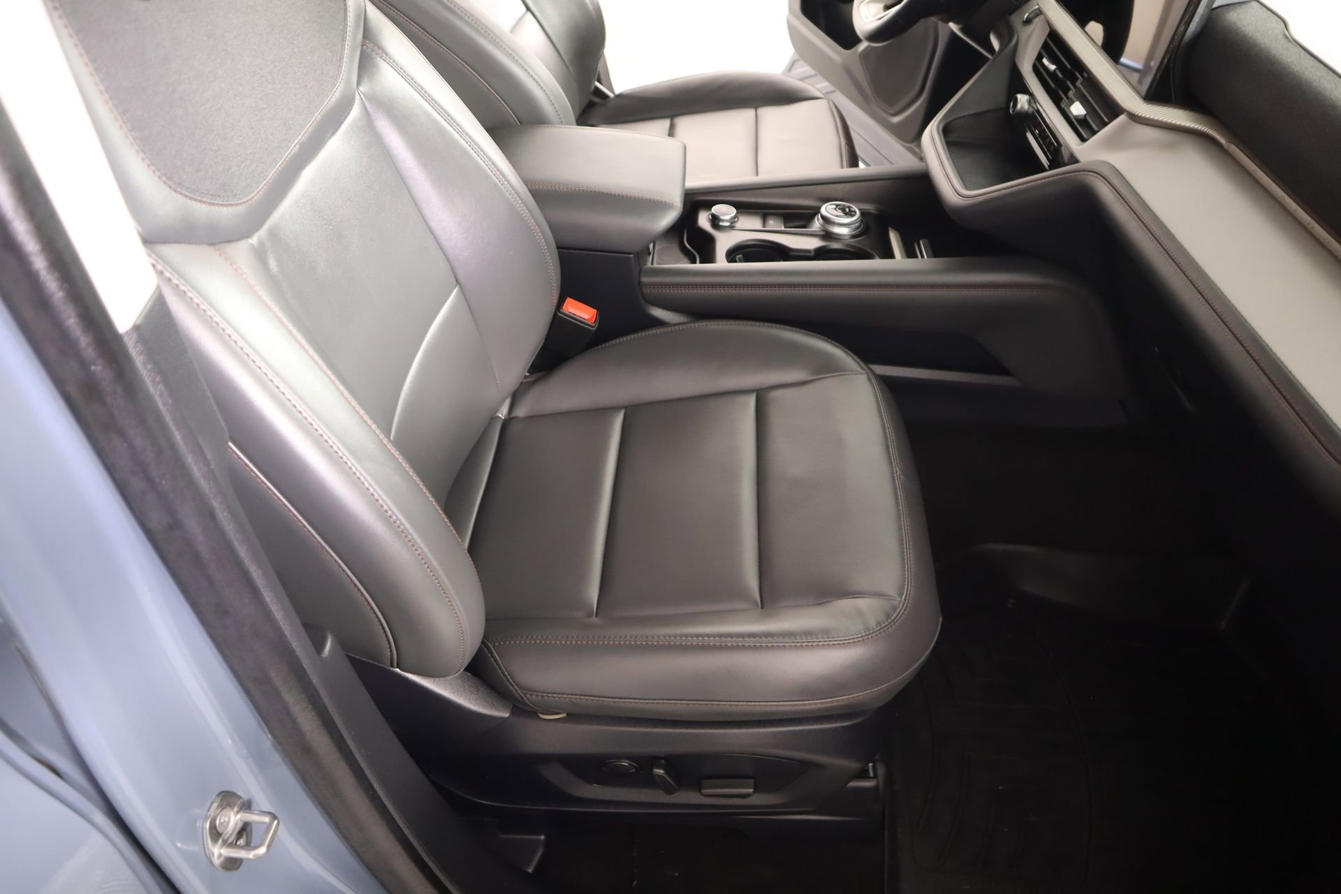 Used 2025 Ford Explorer Active w/ Active Comfort Package RWD image 15