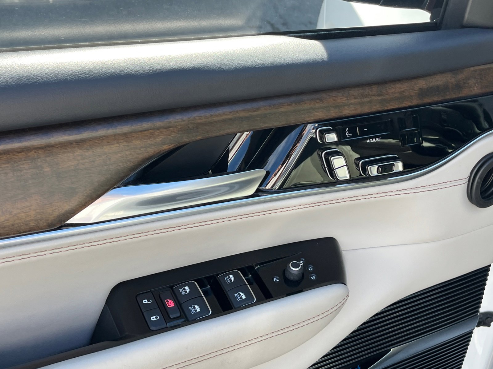 Used 2022 Jeep Grand Wagoneer Series II w/ Premium Group II image 14