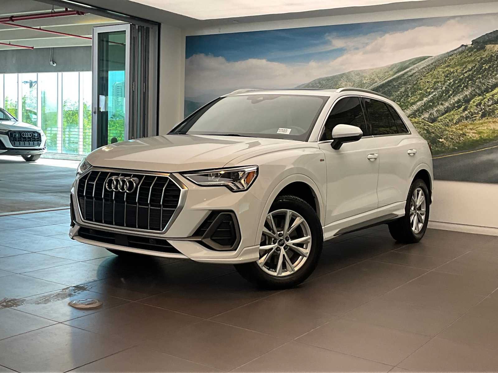 Used 2024 Audi Q3 2.0T Premium w/ Convenience Package AWD/4WD image 4