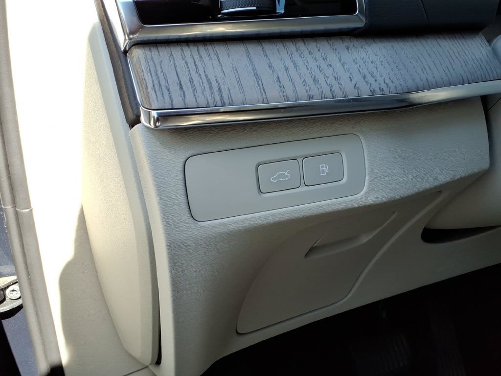 Certified 2024 Volvo XC90 T8 Ultimate w/ Protection Package Premier AWD/4WD image 11