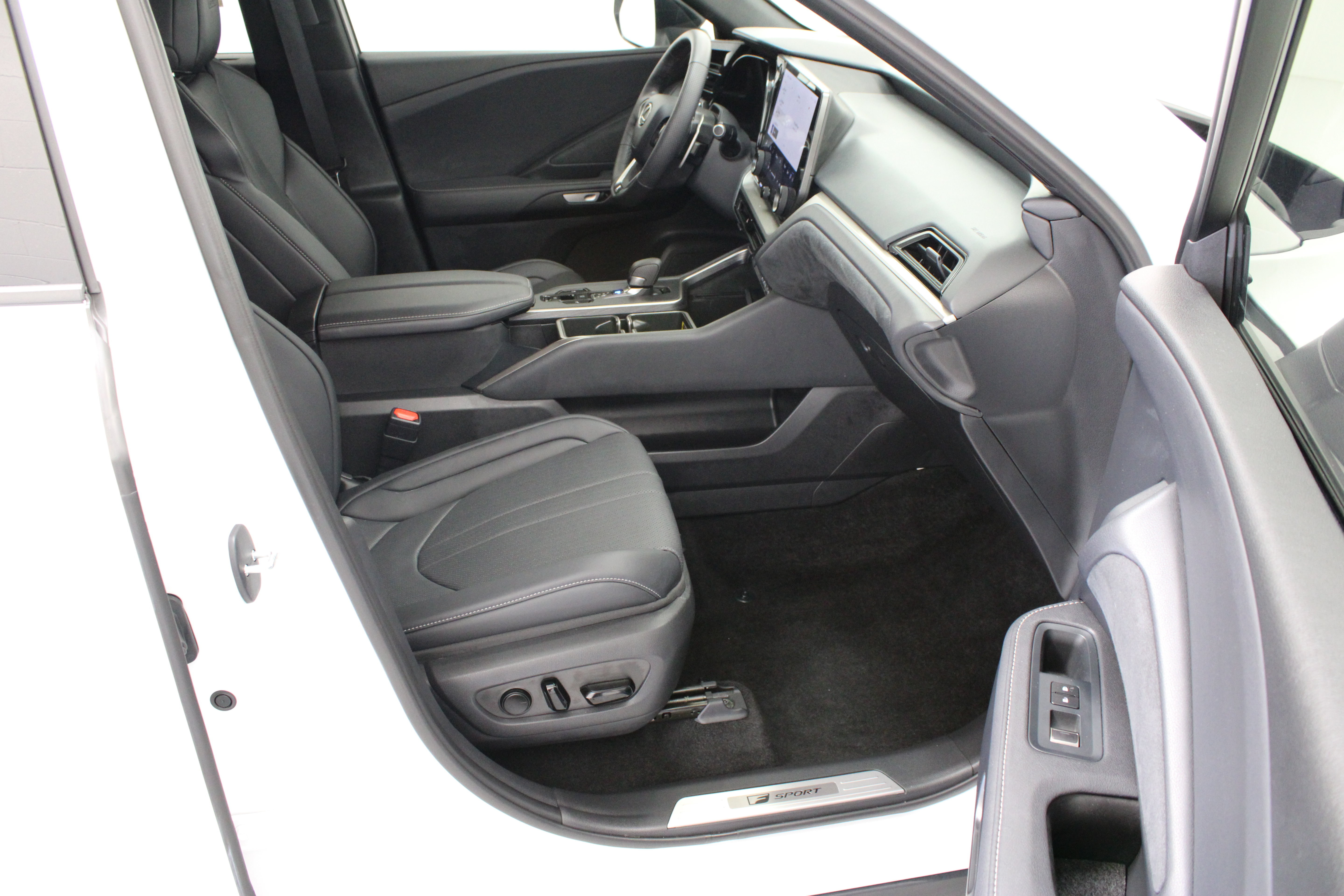 Used 2026 Lexus TX 500h AWD w/ Technology Package image 37