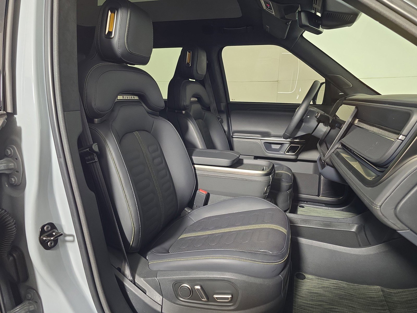 Used 2024 Rivian R1S Adventure image 24