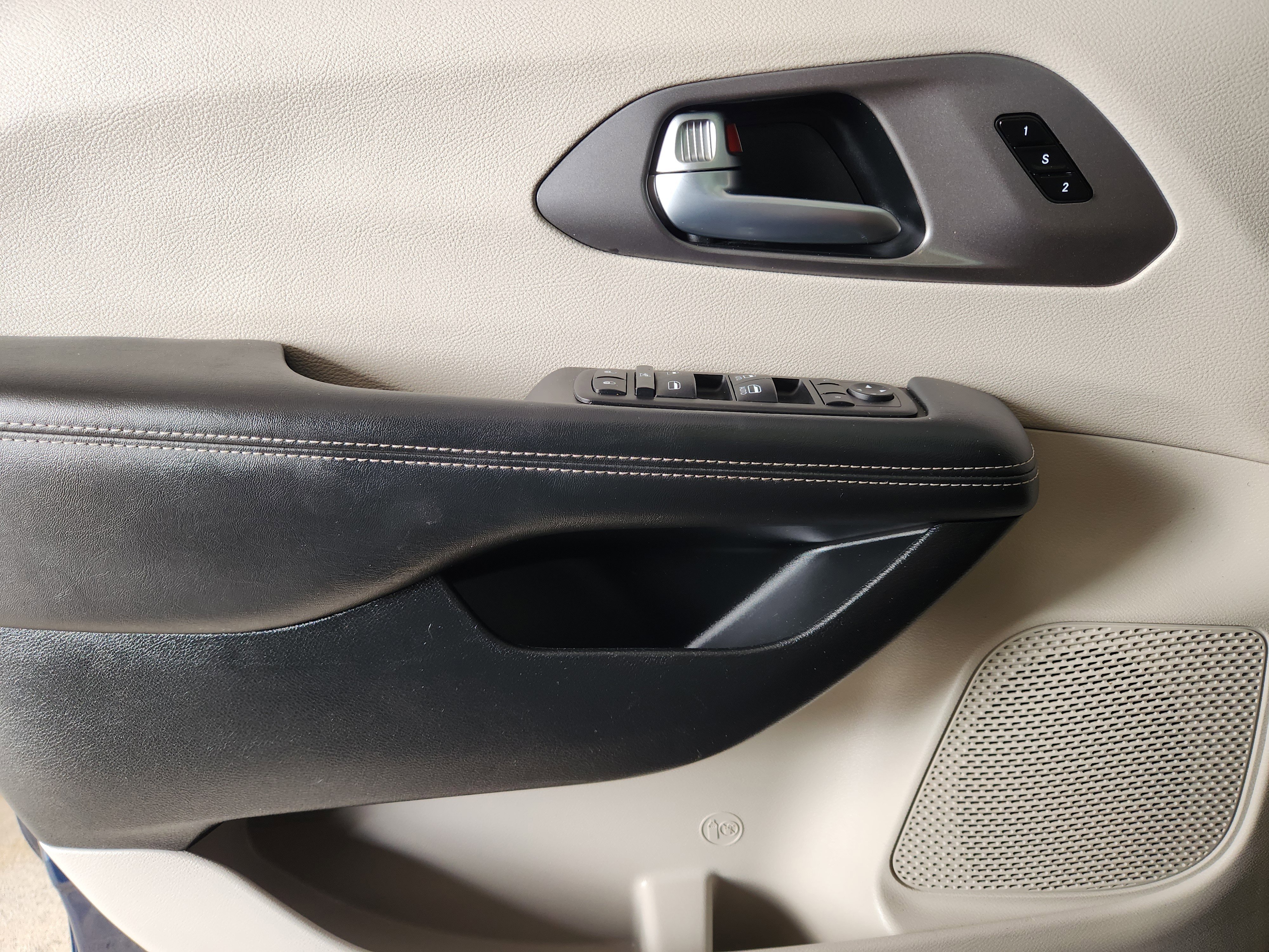 Used 2023 Chrysler Pacifica Touring-L FWD image 24