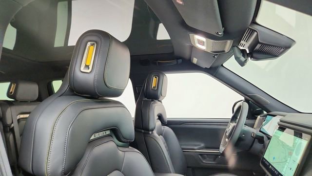 Used 2025 Rivian R1S Adventure image 22