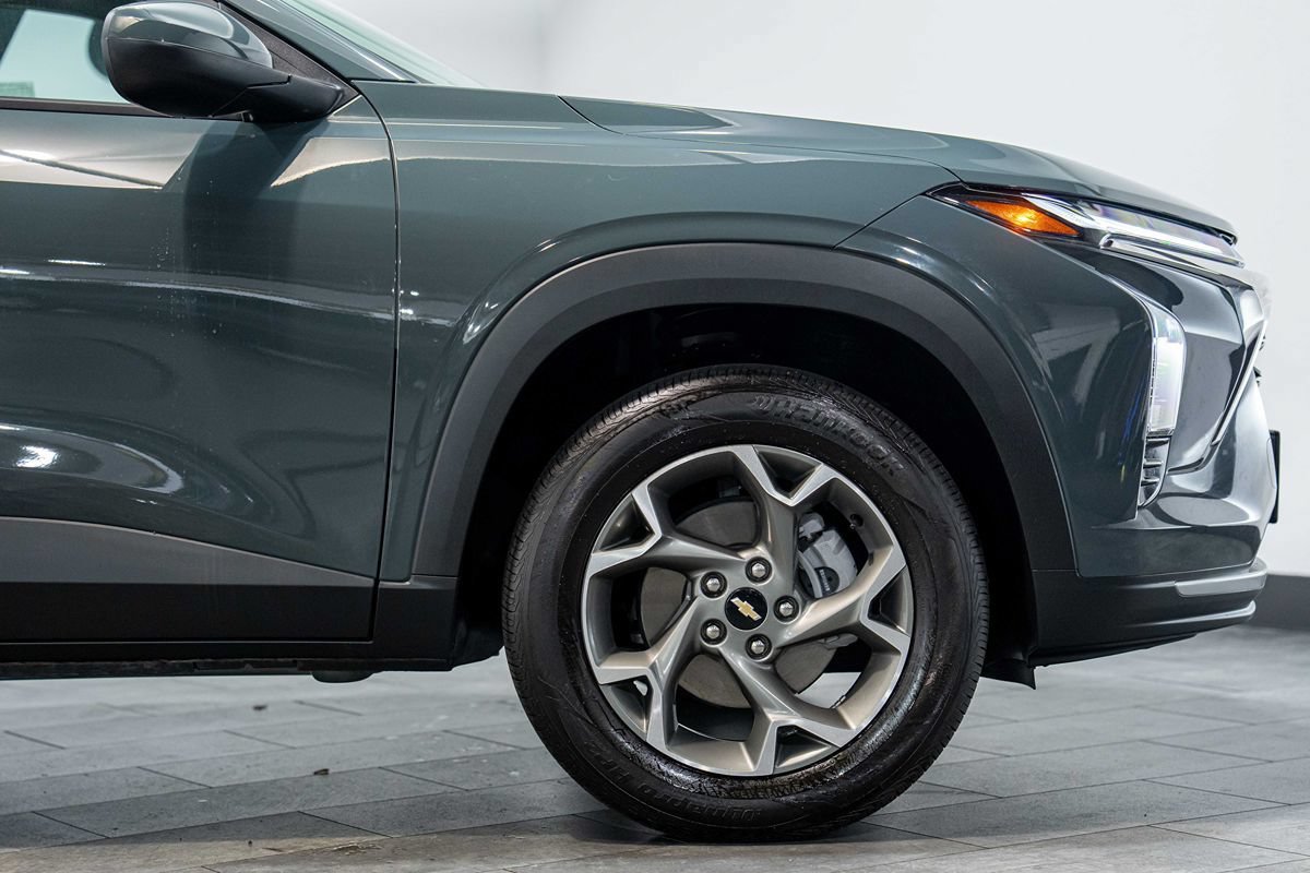 Used 2025 Chevrolet Trax LT w/ LT Convenience Package FWD image 9