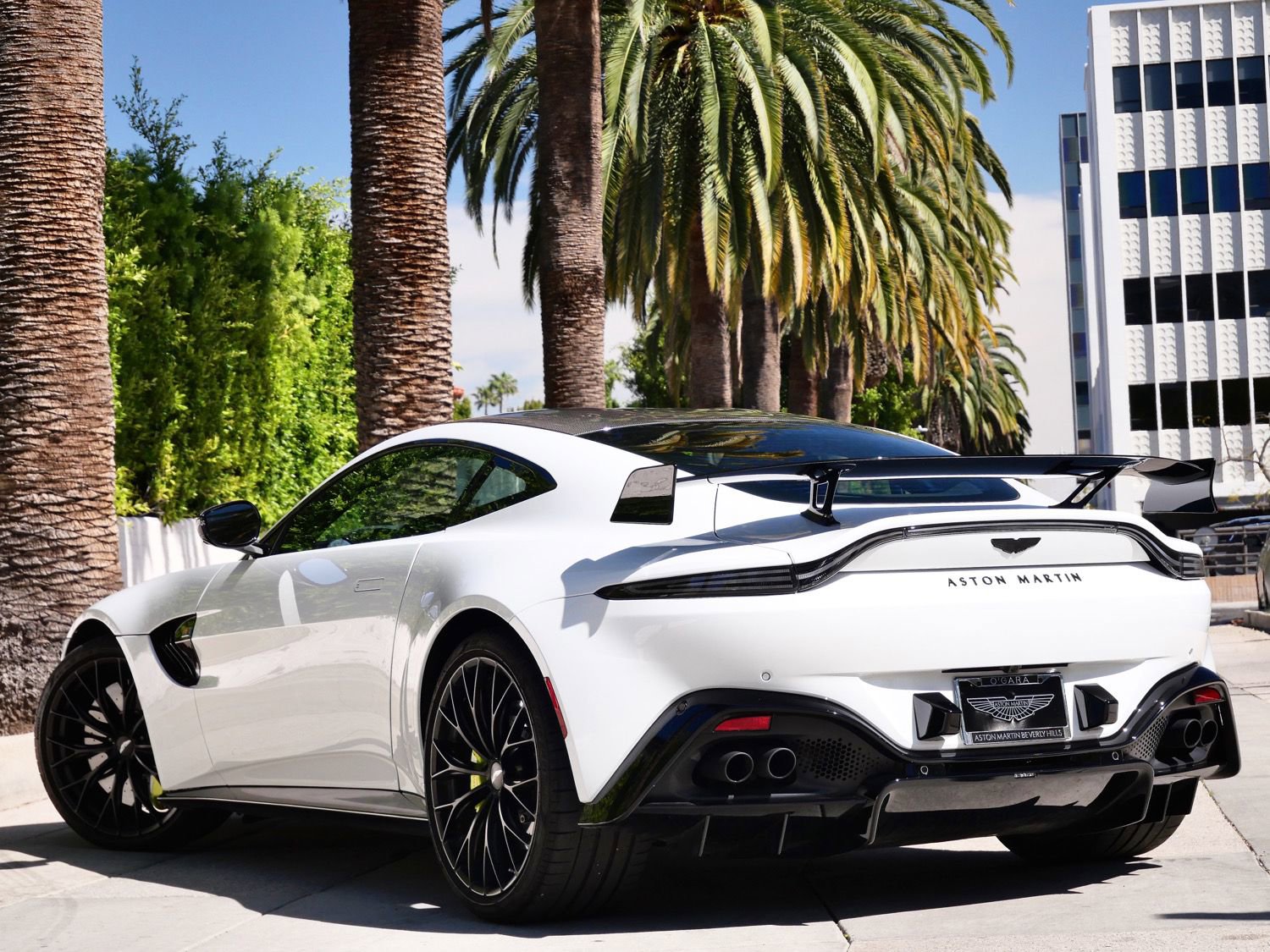 Used 2023 Aston Martin V8 Vantage Coupe image 2