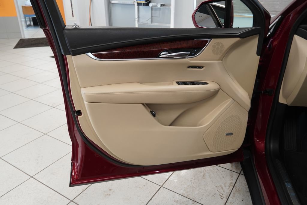 Used 2017 Cadillac XT5 Premium Luxury w/ Advanced Security Package FWD image 5
