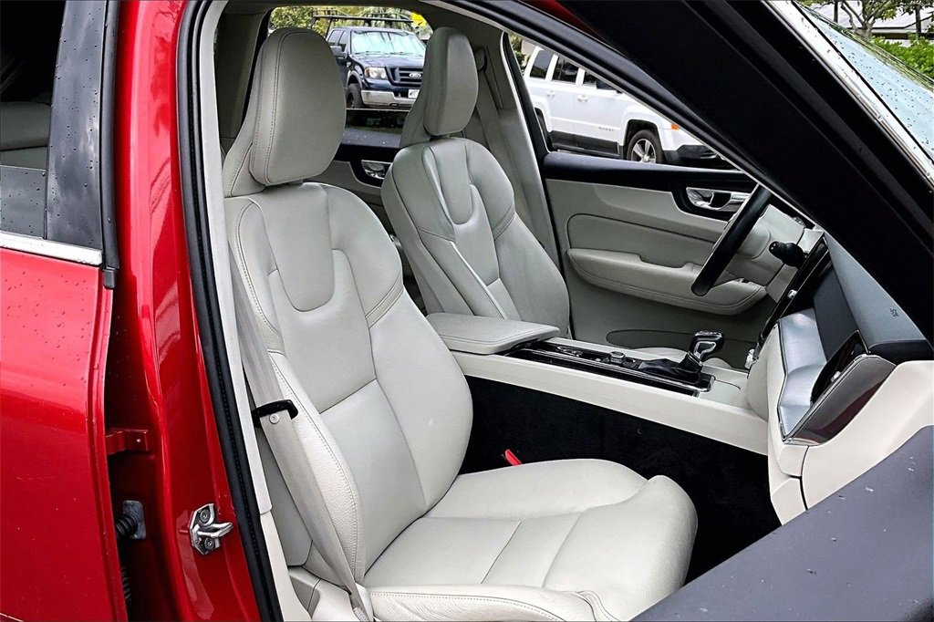 Used 2019 Volvo XC60 T5 Momentum w/ Premium Package image 7
