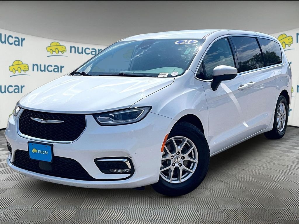 Used 2023 Chrysler Pacifica Touring-L FWD image 3