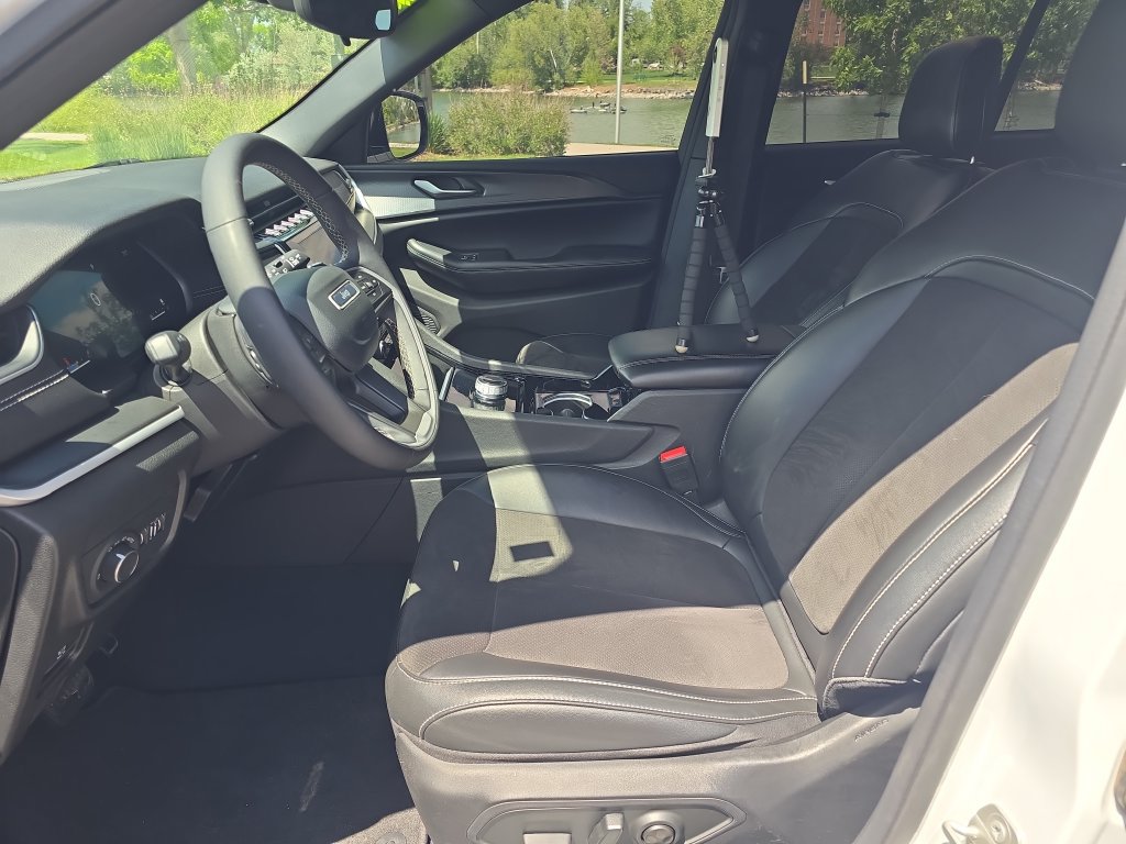 Used 2023 Jeep Grand Cherokee Altitude AWD/4WD image 11