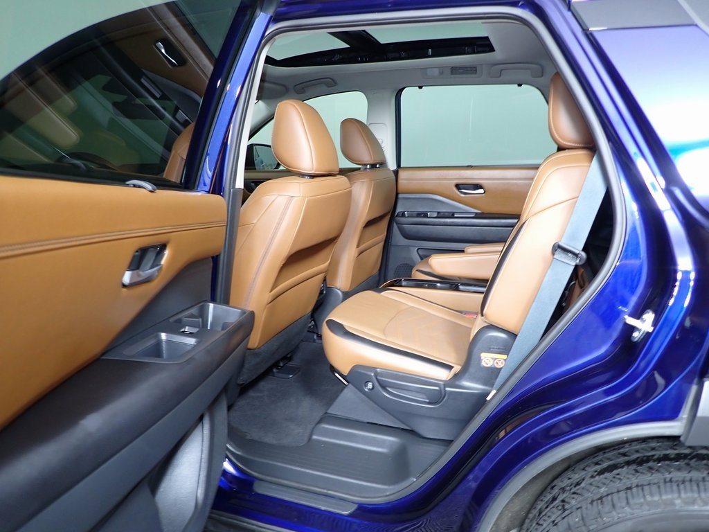 Used 2024 Nissan Pathfinder Platinum image 30