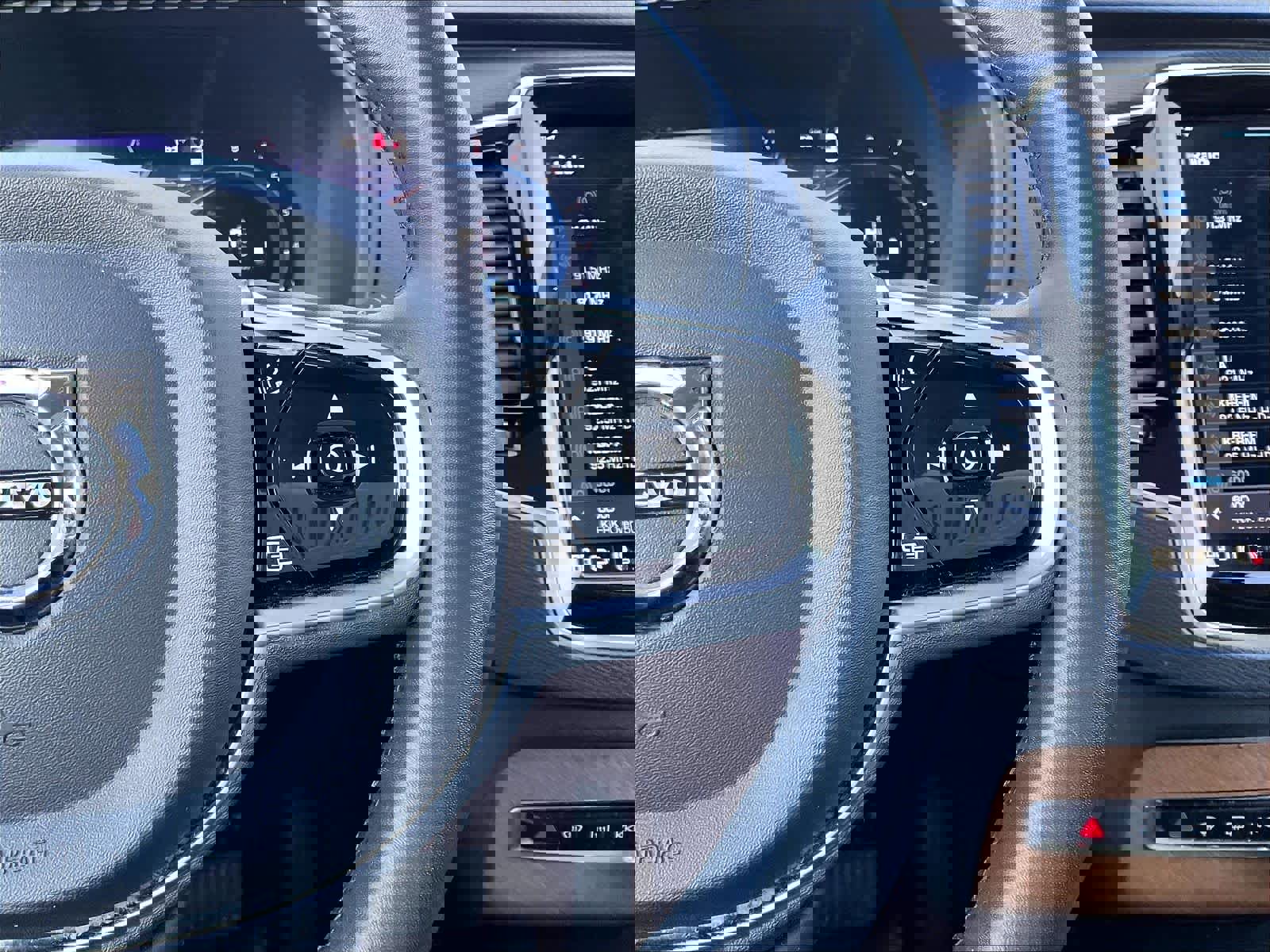 Used 2023 Volvo XC90 B6 Plus w/ Protection Package Premier image 22