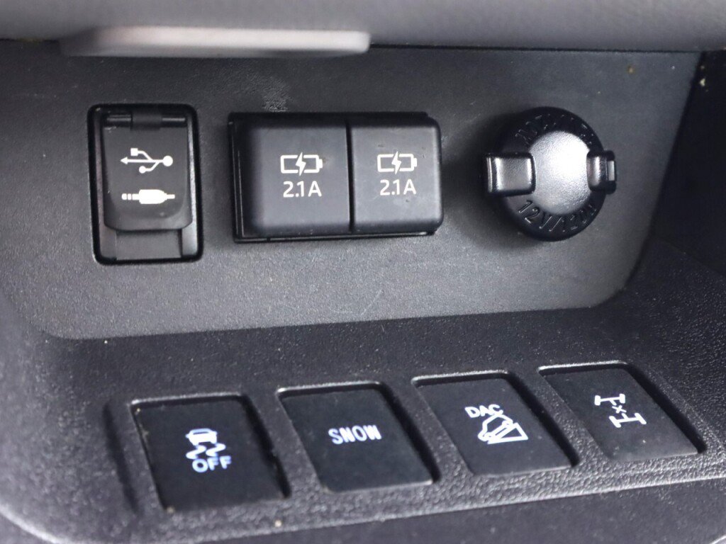 Used 2019 Toyota Highlander Plus AWD/4WD image 23