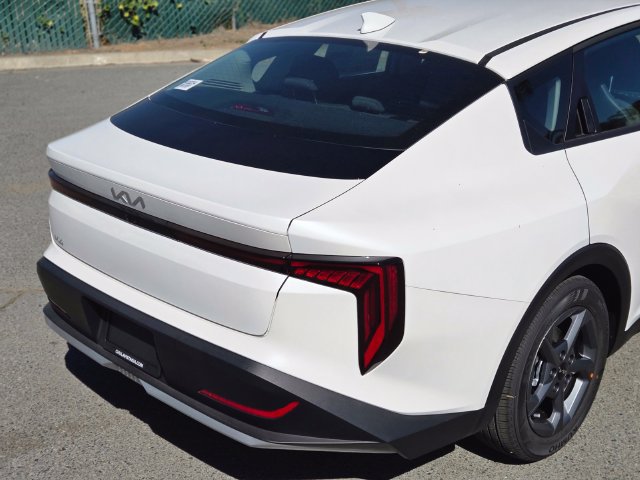 New 2026 Kia K4 FWD image 11