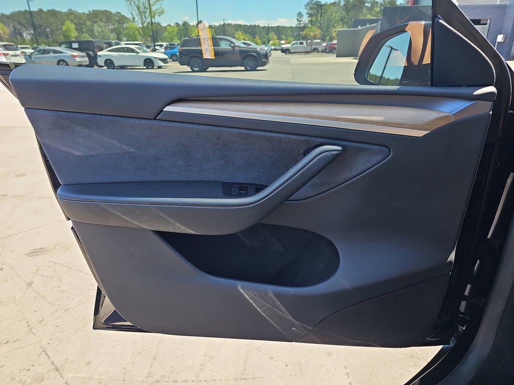 Used 2023 Tesla Model Y Long Range image 31