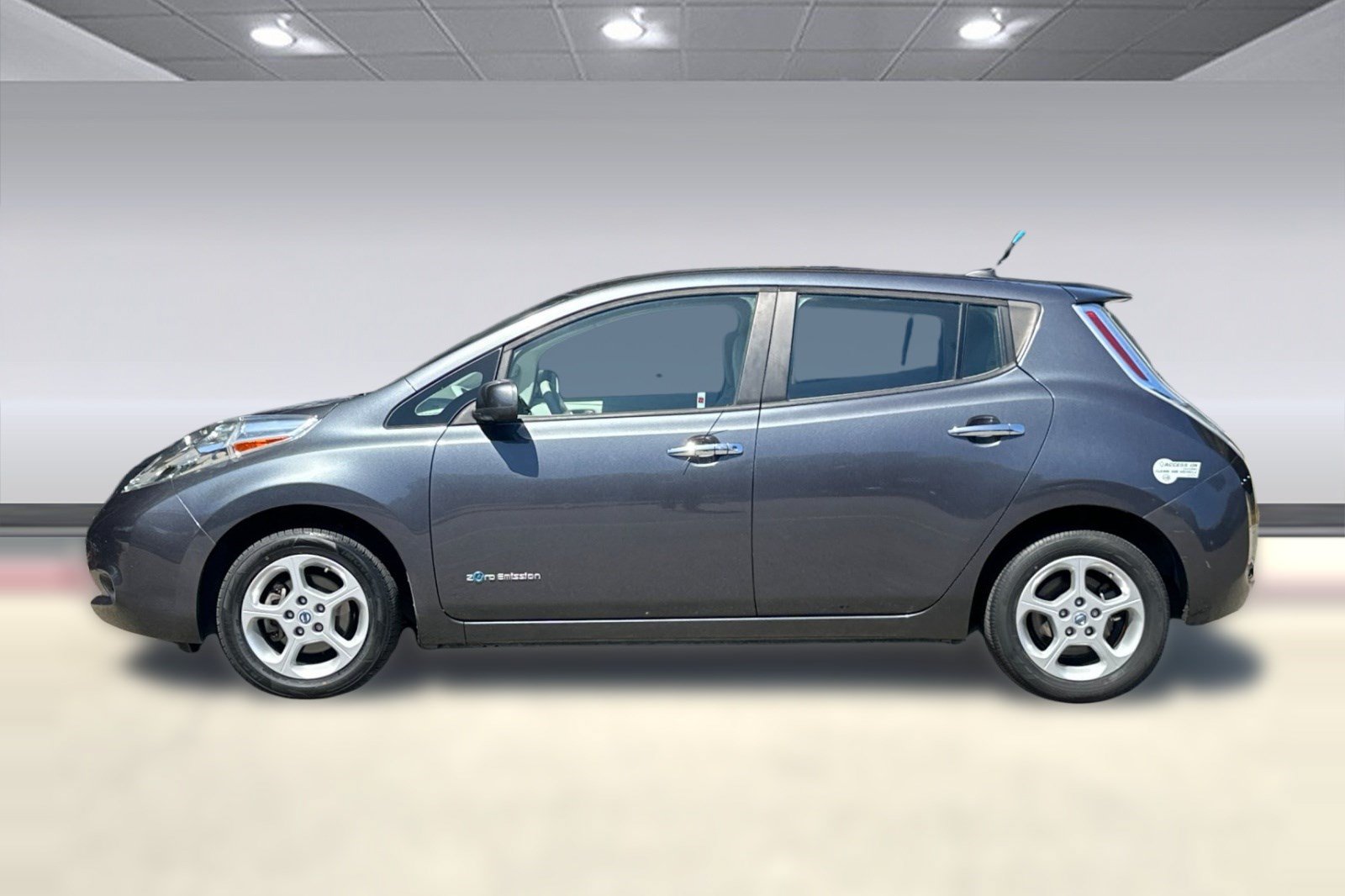 Used 2013 Nissan Leaf SV w/ LED & Quick Charge Pkg FWD image 2