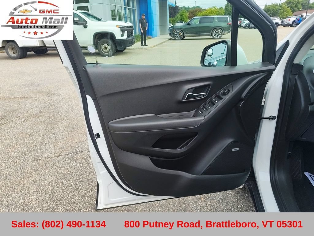 Used 2016 Chevrolet Trax LT w/ LT Sun and Sound Package AWD/4WD image 12