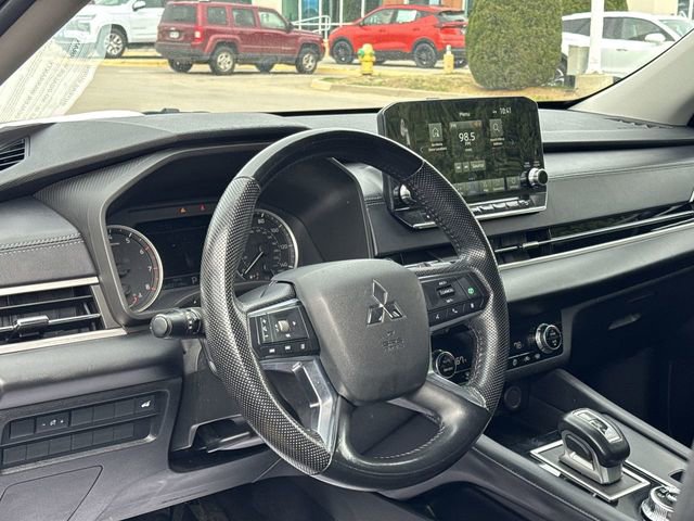 Used 2023 Mitsubishi Outlander SE image 33
