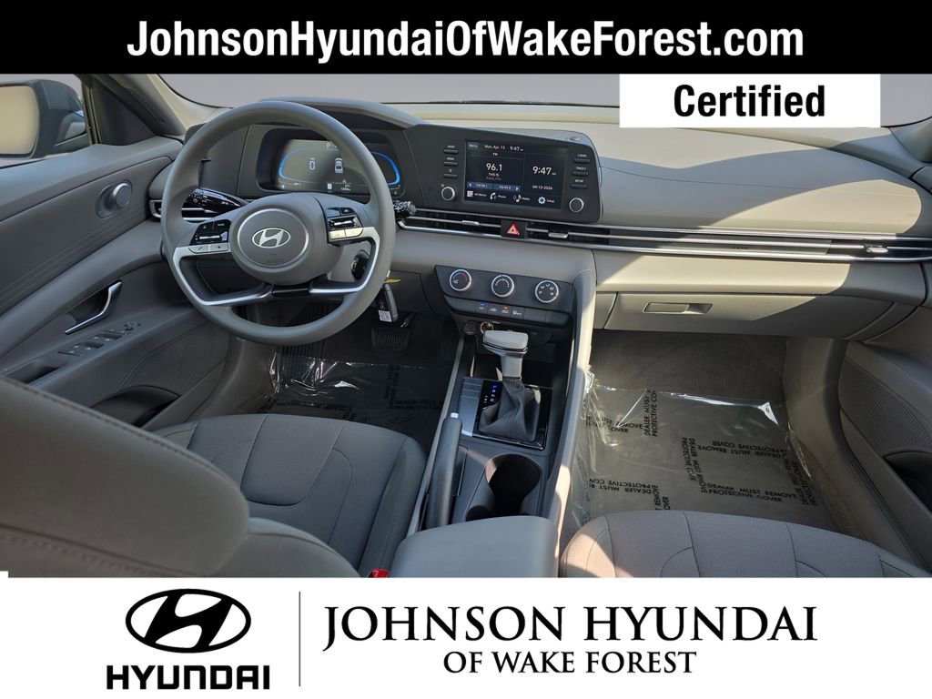 Certified 2025 Hyundai Elantra SE image 17
