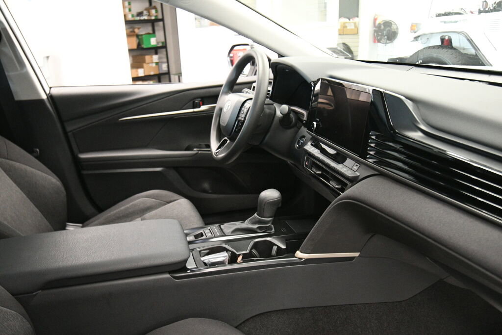 Used 2025 Toyota Camry LE image 27