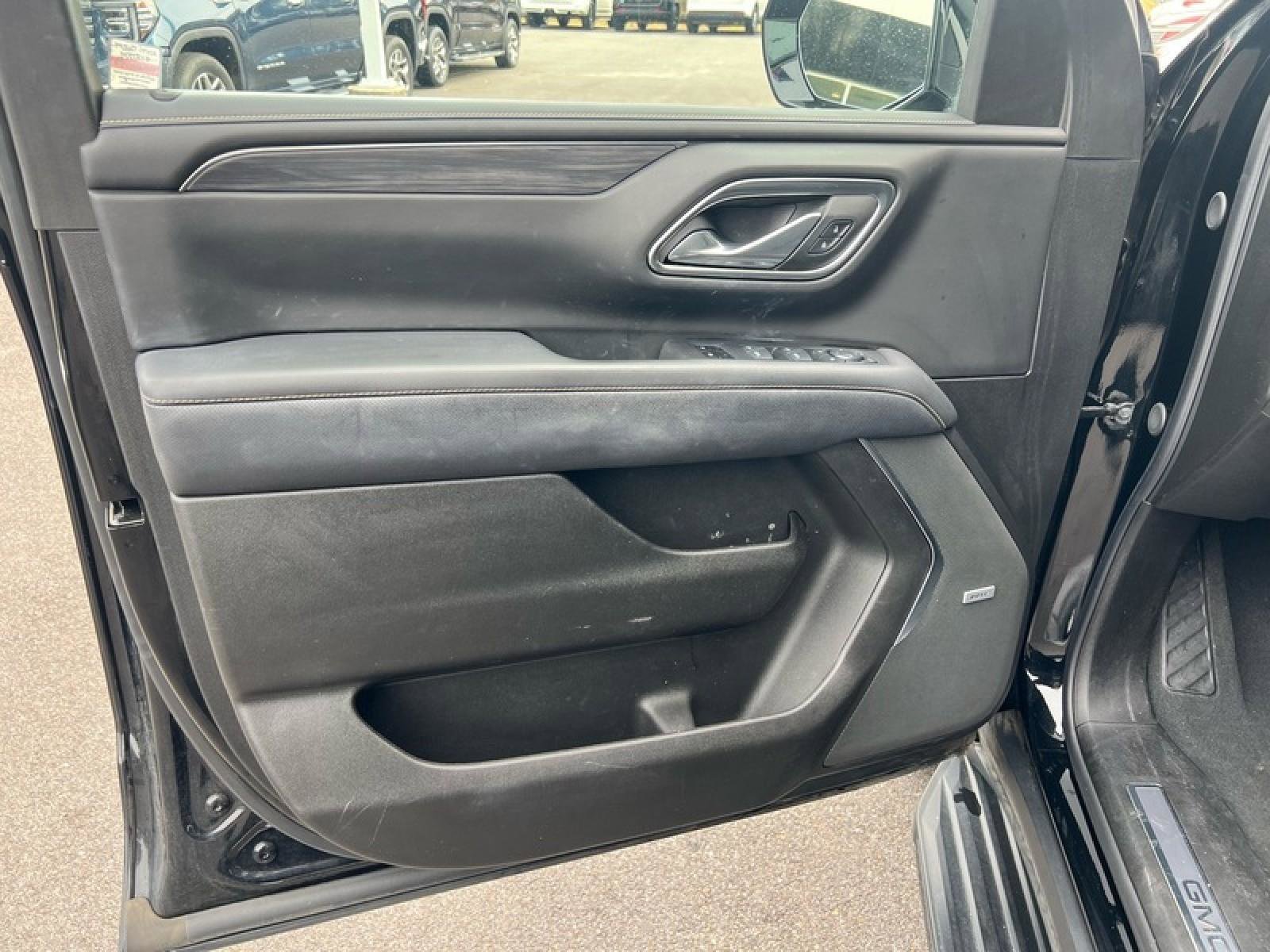 Used 2024 GMC Yukon SLT w/ SLT Luxury Package image 26