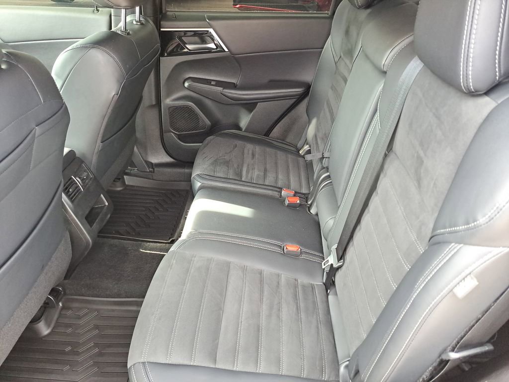 Used 2024 Mitsubishi Outlander SE image 18