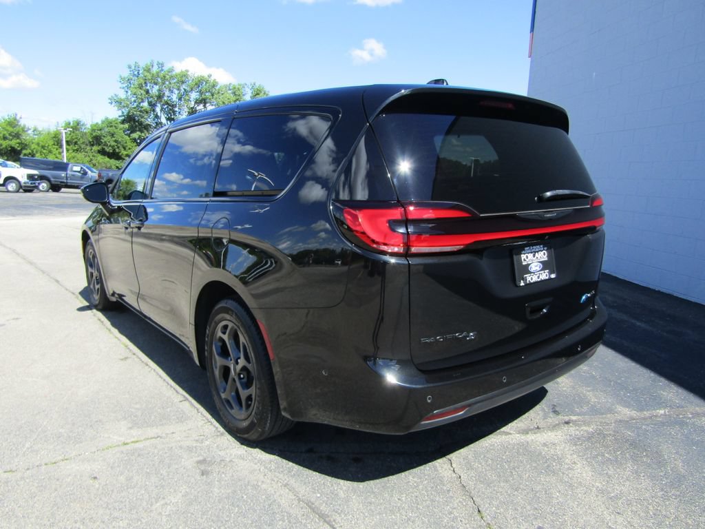 Used 2022 Chrysler Pacifica Limited w/ Uconnect Theater Family Group FWD image 4