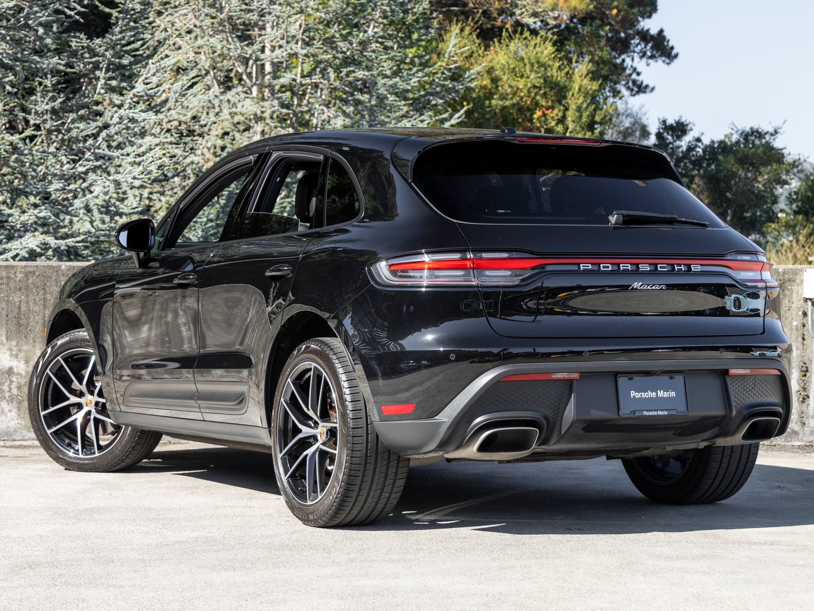 Certified 2023 Porsche Macan AWD/4WD image 3
