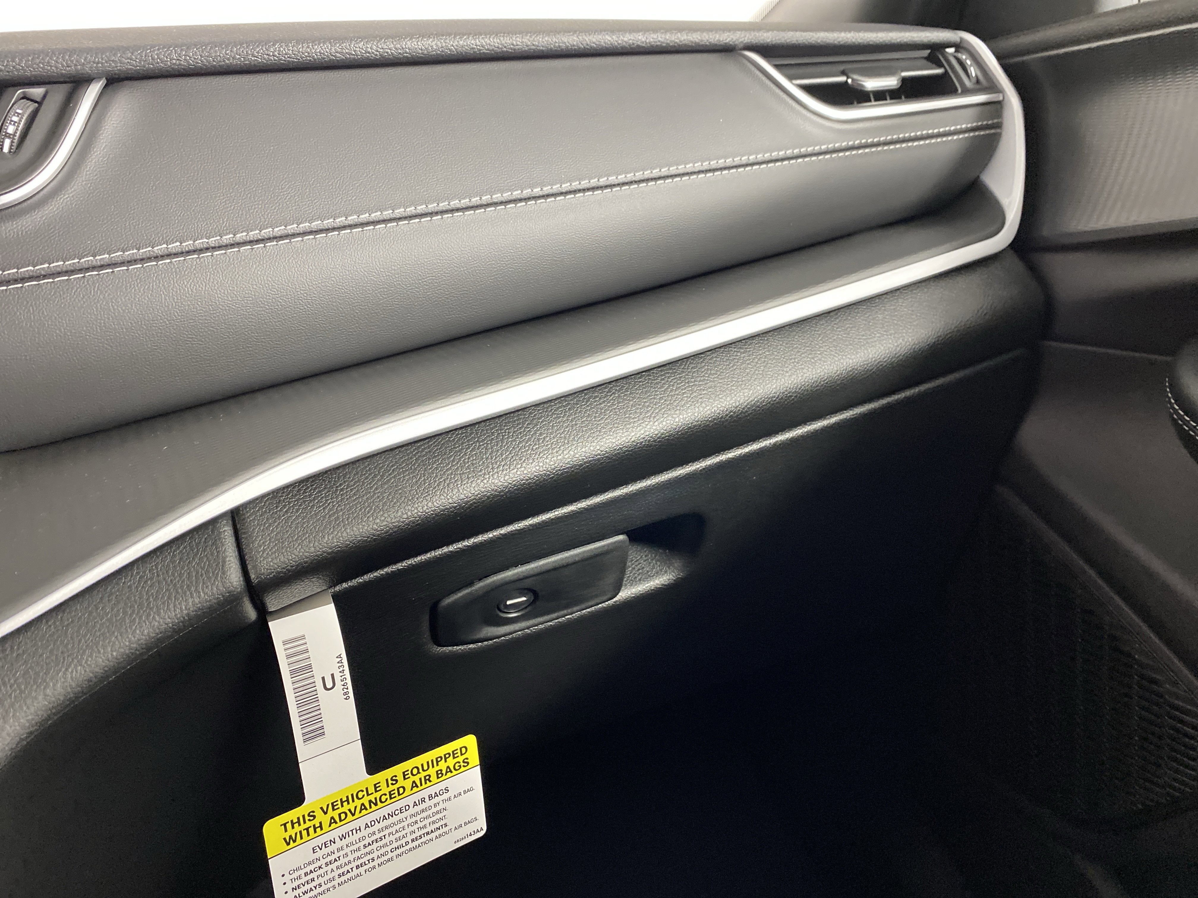 New 2025 Jeep Grand Cherokee Altitude image 30