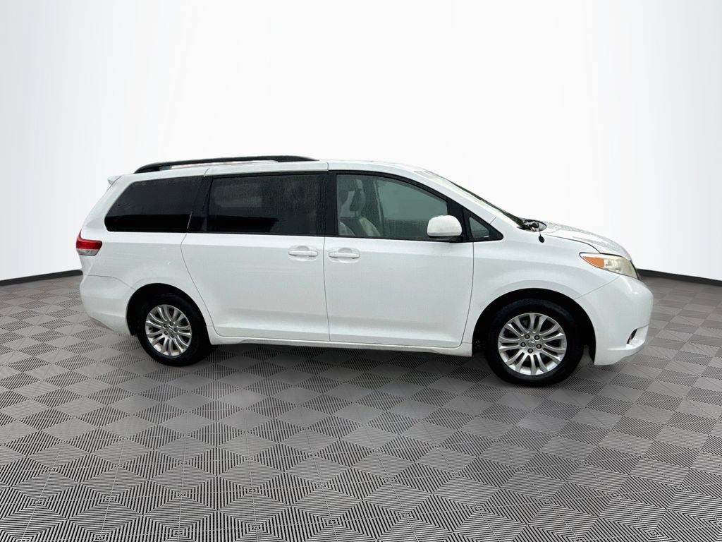 Used 2014 Toyota Sienna XLE FWD image 4