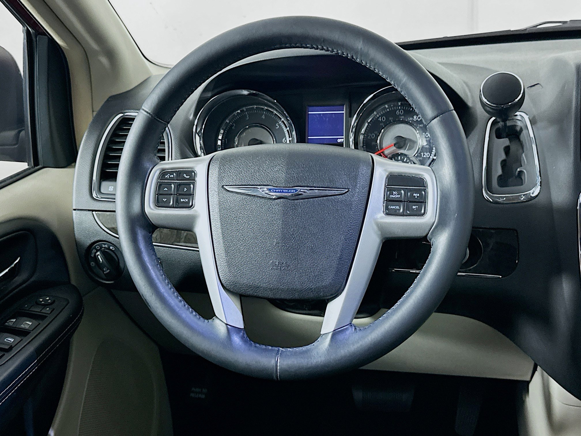Used 2014 Chrysler Town & Country Touring FWD image 18