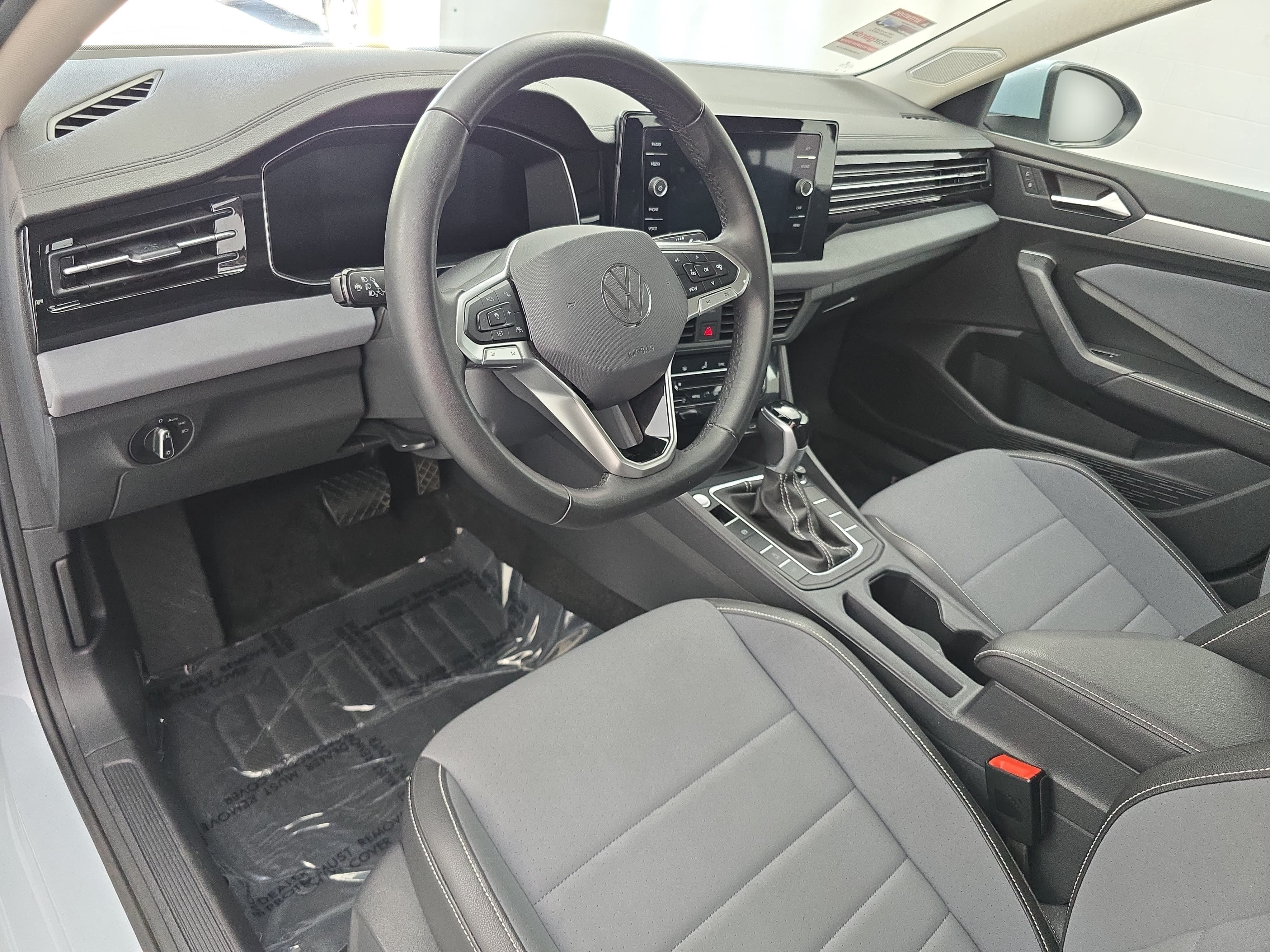 Certified 2025 Volkswagen Jetta SE FWD image 15