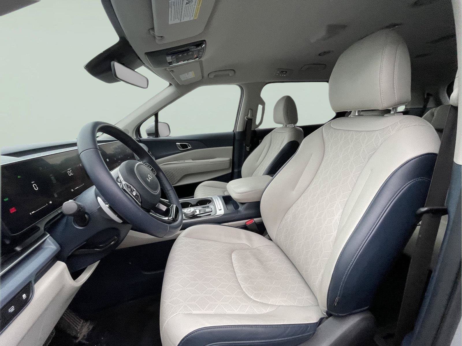 Used 2025 Kia Carnival EX FWD image 16