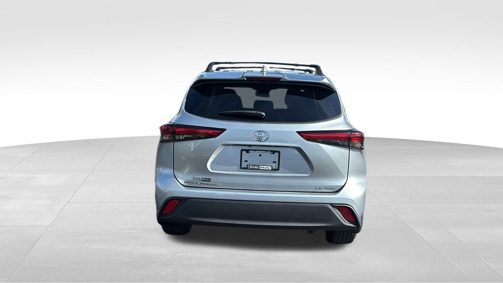 Used 2020 Toyota Highlander LE image 6