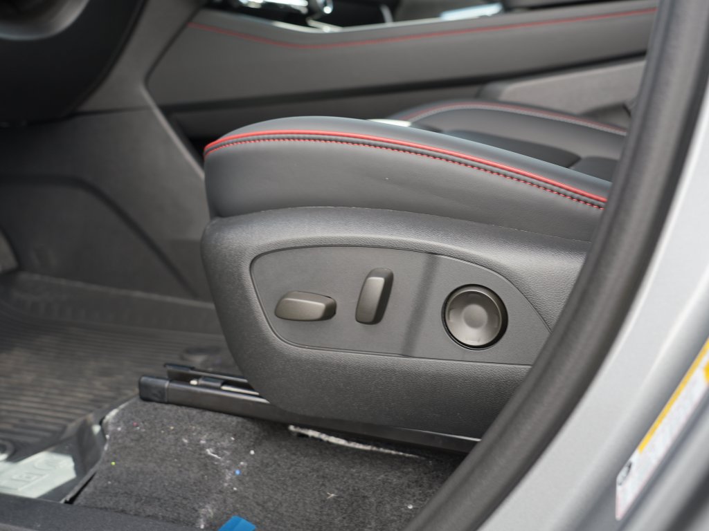 New 2027 Chevrolet Traverse RS w/ LPO, Floor Liner Package AWD/4WD image 11