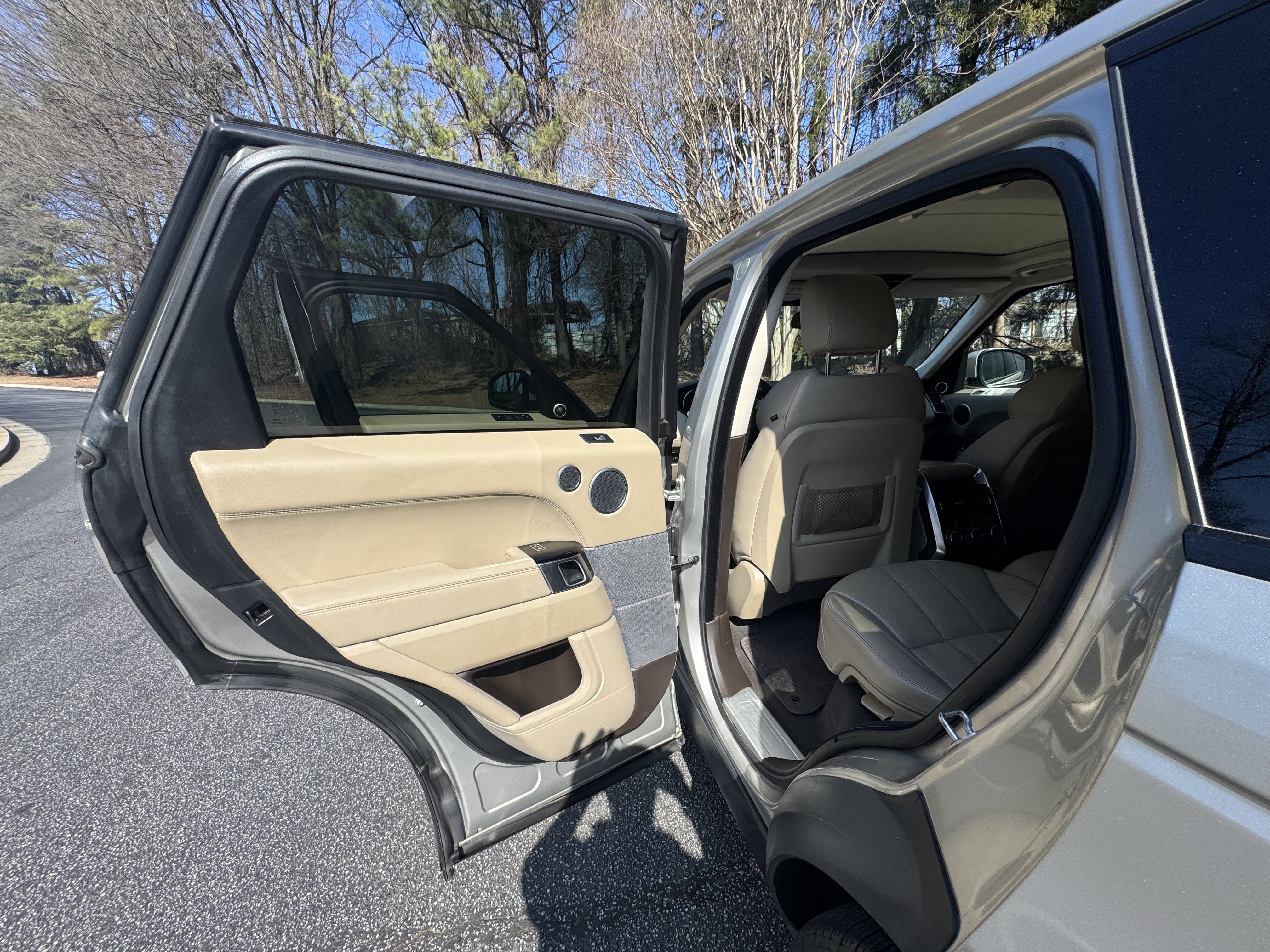 Used 2014 Land Rover Range Rover Sport HSE image 25