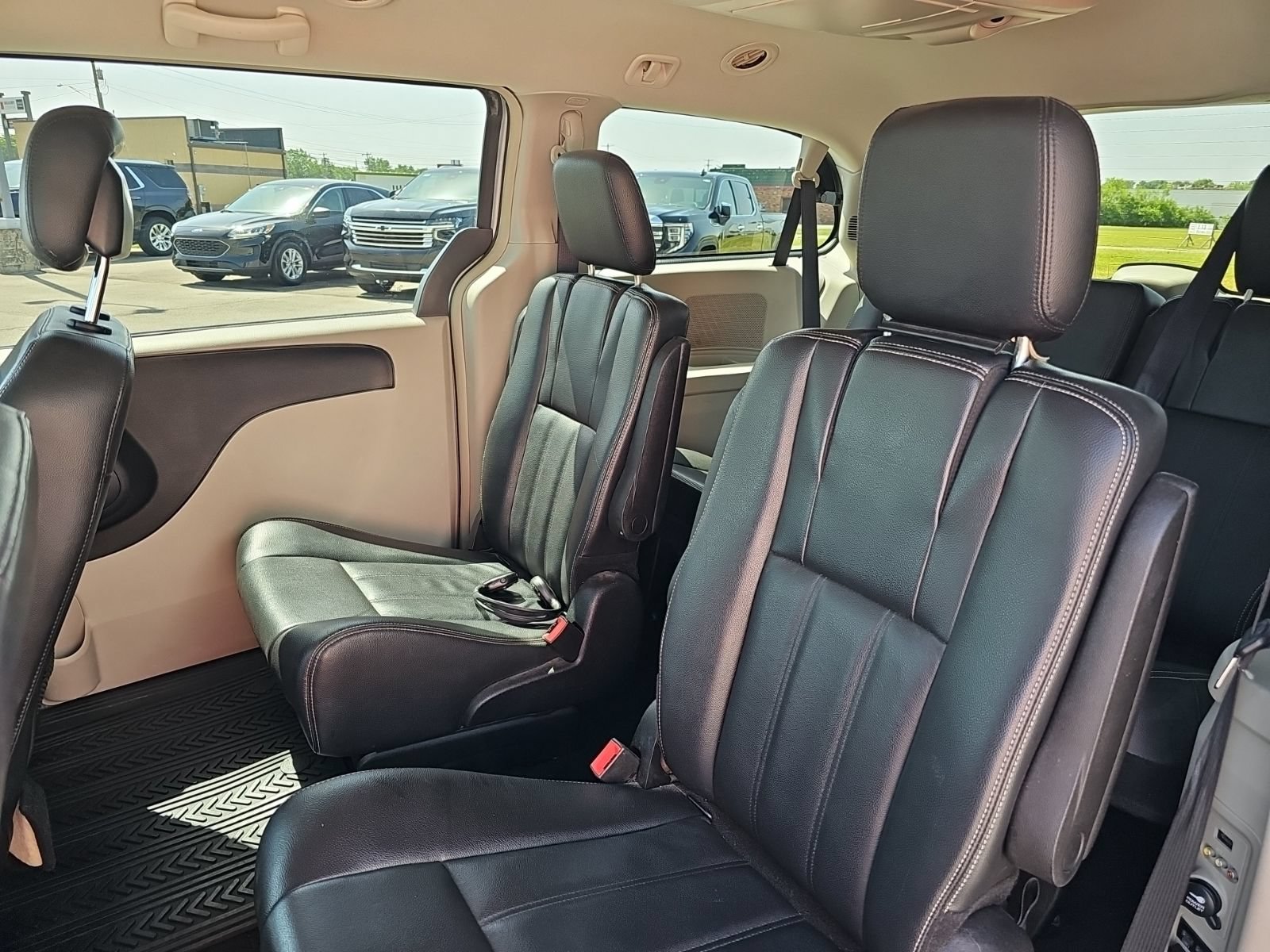 Used 2014 Chrysler Town & Country Touring FWD image 17