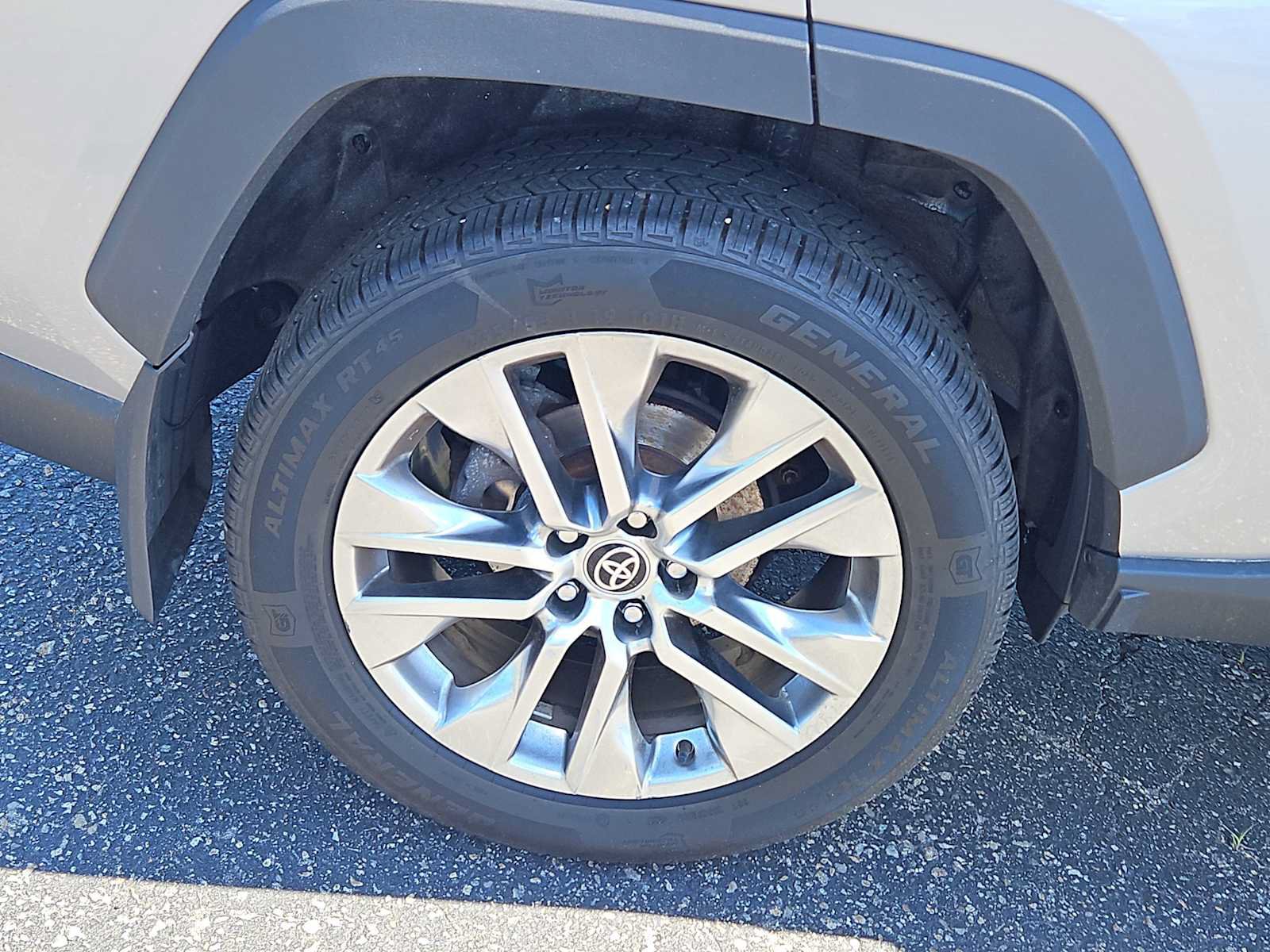 Used 2021 Toyota RAV4 XLE Premium AWD/4WD image 4