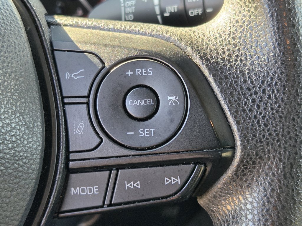 Used 2025 Toyota RAV4 XLE FWD image 23